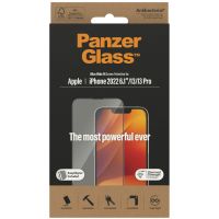 PanzerGlass Ultra-Wide Fit Antibakterieller Displayschutz mit Applikator für das iPhone 14