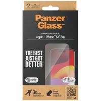 PanzerGlass Ultra-Wide Fit Antibakterieller Displayschutz mit Applikator für das iPhone 15 Pro