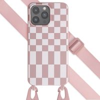 Selencia Silikonhülle design mit abnehmbarem Band für das iPhone 15 Pro Max - Irregular Check Sand Pink