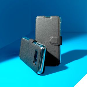 Accezz Xtreme Wallet Klapphülle Schwarz für das iPhone 11
