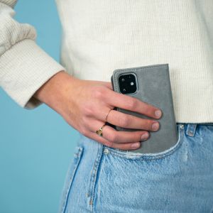 iMoshion Luxuriöse Klapphülle Grau iPhone SE (2022 / 2020) / 8 / 7 / 6(s)