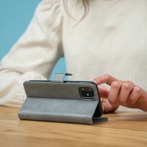 iMoshion Luxuriöse Klapphülle Grau iPhone SE (2022 / 2020) / 8 / 7 / 6(s)