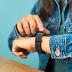 iMoshion Nylon-Armband Fitbit Versa 2 / Versa Lite - Schwarz