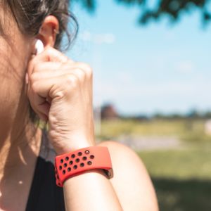 iMoshion Silikonband Sport Fitbit Charge 3 / 4 - Rot / Schwarz
