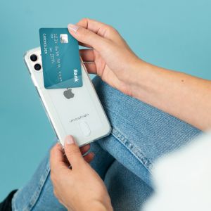 iMoshion Soft Case Back Cover mit Kartenfach iPhone SE (2022 / 2020) / 8 /7