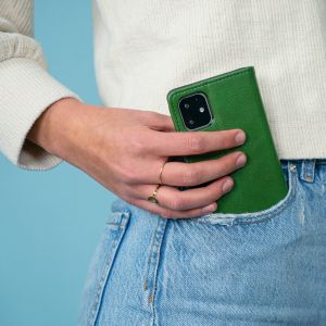 iMoshion Luxuriöse Klapphülle Grün für das Motorola Moto G8 Power