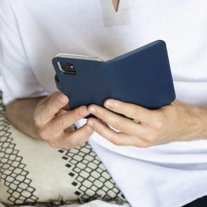 Selencia Echtleder Klapphülle für das Samsung Galaxy S21 Plus - Blau