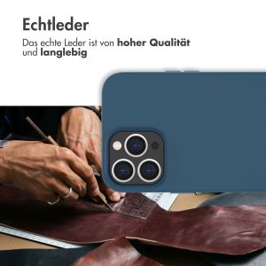 Accezz Leather Backcover mit MagSafe iPhone 13 Pro Max - Dunkelblau