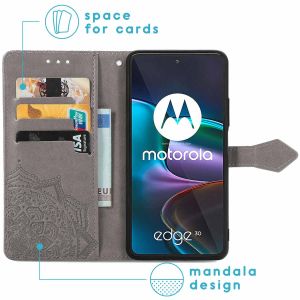 iMoshion Mandala Klapphülle für das Motorola Edge 30 - Grau