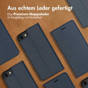 Accezz Premium Leather Slim Klapphülle für das iPhone SE (2022 / 2020) / 8 / 7 / 6(s) - Dunkelblau