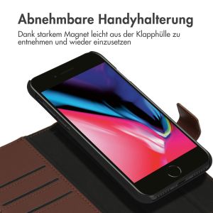 Accezz Premium Leather 2 in 1 Klapphülle für das iPhone SE (2022 / 2020) / 8 / 7 / 6(s) - Braun