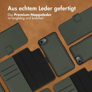 Accezz Premium Leather 2 in 1 Klapphülle für das iPhone SE (2022 / 2020) / 8 / 7 / 6(s) - Grün
