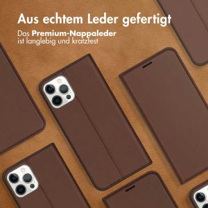 Accezz Premium Leather Slim Klapphülle für das iPhone 12 (Pro) - Braun