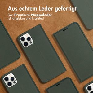 Accezz Premium Leather Slim Klapphülle für das iPhone 12 (Pro) - Grün