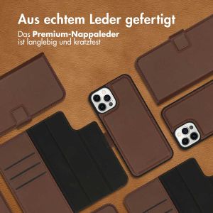 Accezz Premium Leather 2 in 1 Klapphülle für das iPhone 12 (Pro) - Braun