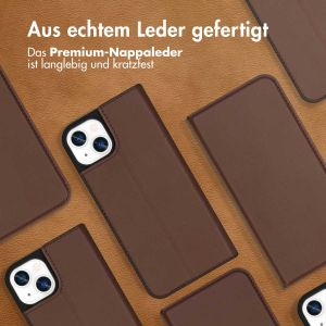 Accezz Premium Leather Slim Klapphülle für das iPhone 13 - Braun