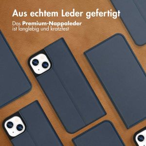 Accezz Premium Leather Slim Klapphülle für das iPhone 13 - Dunkelblau
