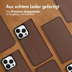 Accezz Premium Leather Slim Klapphülle für das iPhone 13 Pro - Braun