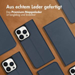 Accezz Premium Leather Slim Klapphülle für das iPhone 13 Pro - Dunkelblau