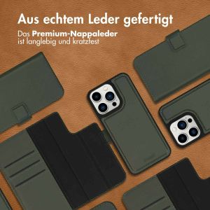 Accezz Premium Leather 2 in 1 Klapphülle für das iPhone 13 Pro - Grün