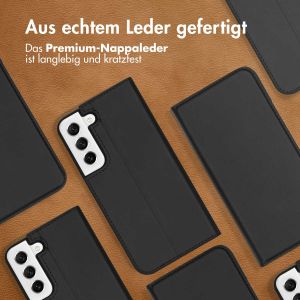 Accezz Premium Leather Slim Klapphülle für das Samsung Galaxy S21 FE - Schwarz