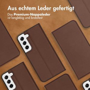 Accezz Premium Leather Slim Klapphülle für das Samsung Galaxy S21 FE - Braun