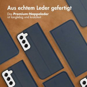 Accezz Premium Leather Slim Klapphülle für das Samsung Galaxy S21 FE - Dunkelblau