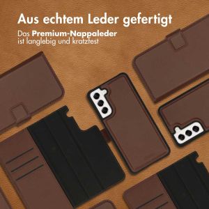 Accezz Premium Leather 2 in 1 Klapphülle für das Samsung Galaxy S21 FE - Braun
