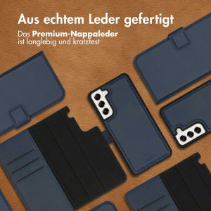 Accezz Premium Leather 2 in 1 Klapphülle für das Samsung Galaxy S21 FE - Dunkelblau