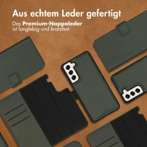 Accezz Premium Leather 2 in 1 Klapphülle für das Samsung Galaxy S21 FE - Grün