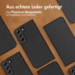 Accezz Premium Leather Slim Klapphülle für das Samsung Galaxy S22 - Schwarz