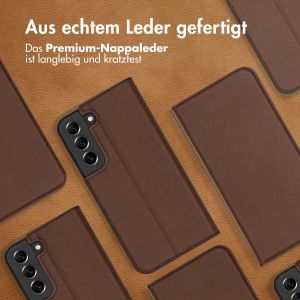Accezz Premium Leather Slim Klapphülle für das Samsung Galaxy S22 - Braun
