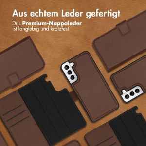 Accezz Premium Leather 2 in 1 Klapphülle für das Samsung Galaxy S22 - Braun