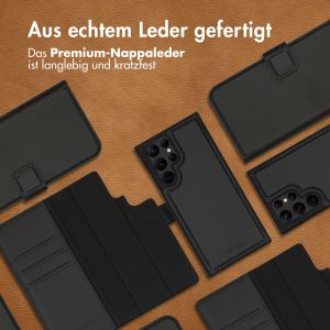 Accezz Premium Leather 2 in 1 Klapphülle für das Samsung Galaxy S22 Ultra - Schwarz