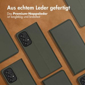 Accezz Premium Leather Slim Klapphülle für das Samsung Galaxy A33 - Grün