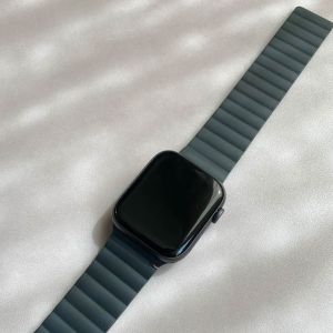 Decoded Silicone Magnetic Traction Strap Lite für Apple Watch Series 1-9 / SE / Ultra (2) - 42/44/45/49 mm - Charcoal