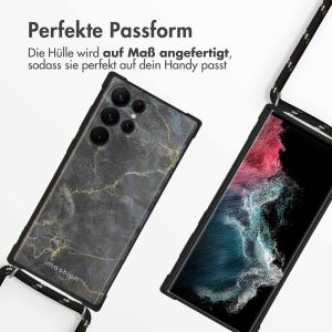iMoshion Design Hülle mit Band für das Samsung Galaxy S22 Ultra - Black Marble