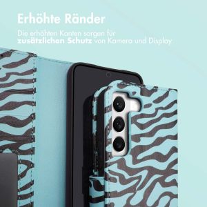 iMoshion ﻿Design Klapphülle für das Samsung Galaxy S22 - Black Blue Stripes