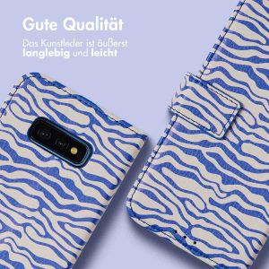 iMoshion ﻿Design Klapphülle für das Samsung Galaxy S10e - White Blue Stripes