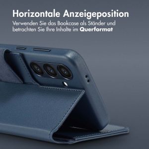 Accezz 2-in-1 Klapphülle aus Leder mit MagSafe für das Samsung Galaxy S24 - Nightfall Blue