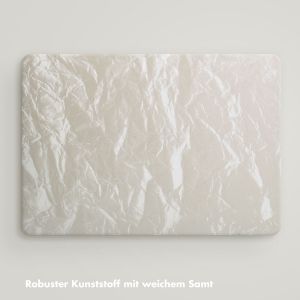Selencia Cover mit Samtoberfläche für das MacBook Air 13 Zoll (2022) / Air 13 Zoll (2024) M3 chip - A2681 / A3113 - Beige