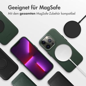 Accezz MagSafe Leather Backcover für das iPhone 13 Pro - Cedar Green