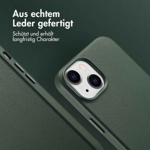 Accezz MagSafe Leather Backcover für das iPhone 14 - Cedar Green