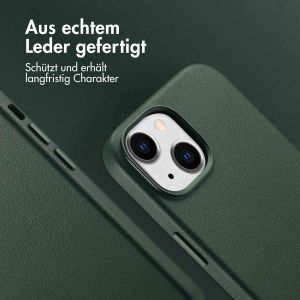 Accezz MagSafe Leather Backcover für das iPhone 15 - Cedar Green