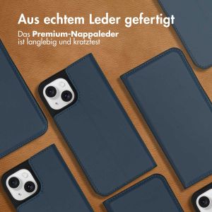 Accezz Premium Leather Slim Klapphülle für das iPhone 15 - Dunkelblau