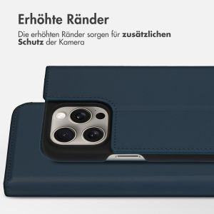 Accezz Premium Leather Slim Klapphülle für das iPhone 15 Pro Max - Dunkelblau