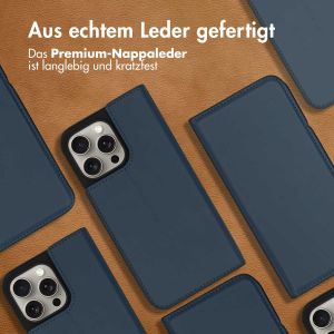 Accezz Premium Leather Slim Klapphülle für das iPhone 15 Pro Max - Dunkelblau