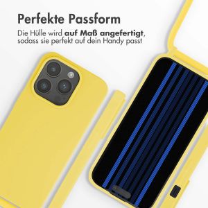 iMoshion Silikonhülle mit Band für das iPhone 15 Pro - Gelb