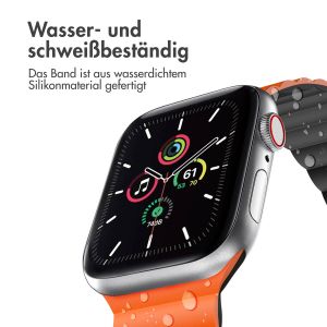 iMoshion Silikon-Magnetarmband für die Apple Watch Apple Watch Series 1-9 / SE - 38/40/41 mm - Orange / Schwarz