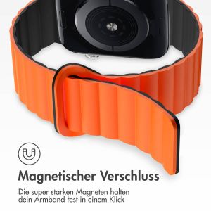 iMoshion Silikon-Magnetarmband für die Apple Watch Apple Watch Series 1-9 / SE / Ultra (2) - 42/44/45/49 mm - Orange / Schwarz